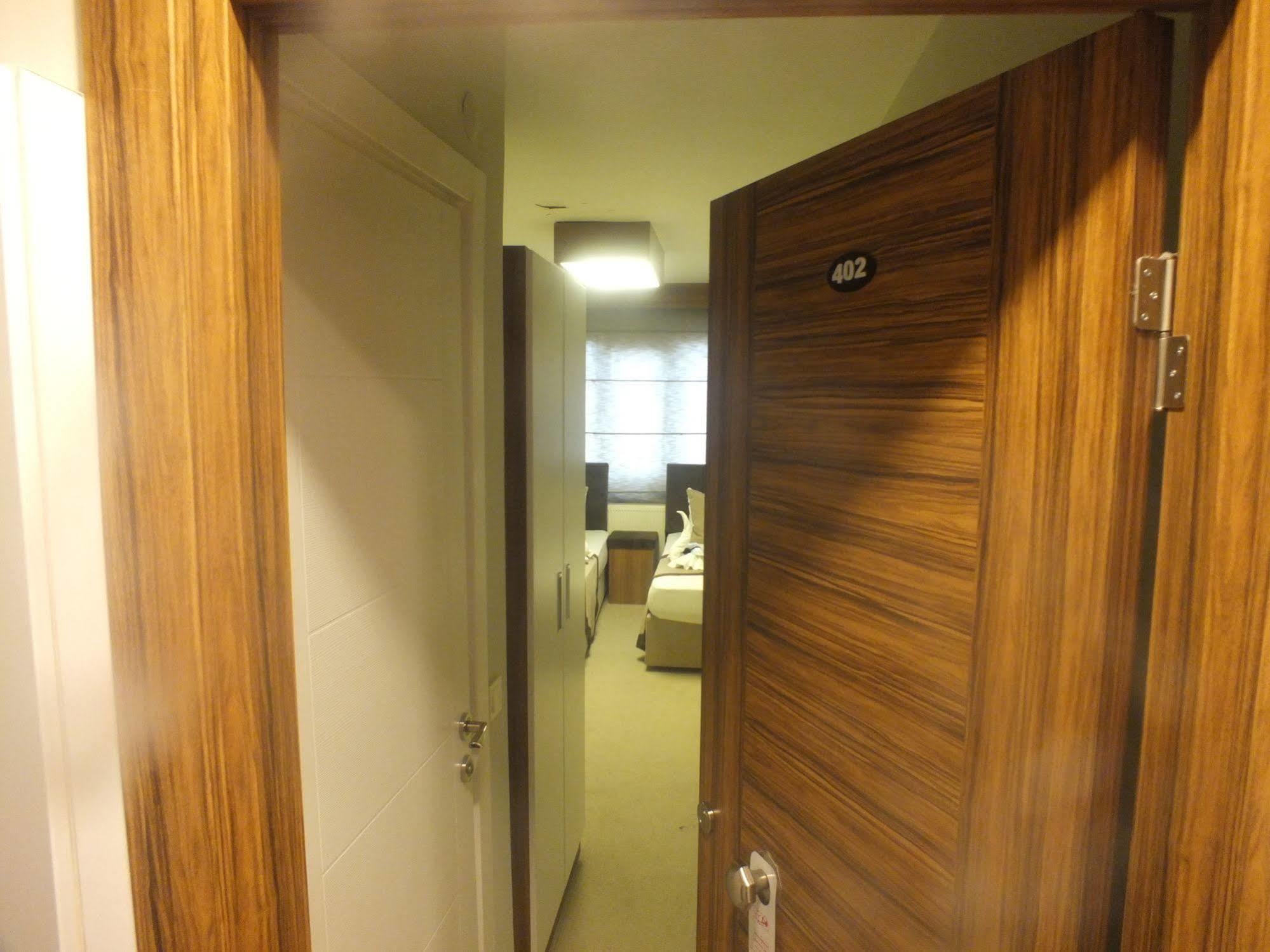 Emirtimes Hotel Kadikoey イスタンブール エクステリア 写真